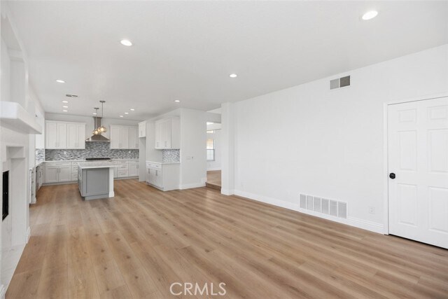 Building Photo - 2 Crystalglen