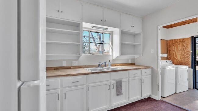 Building Photo - 205 Harvard Dr SE