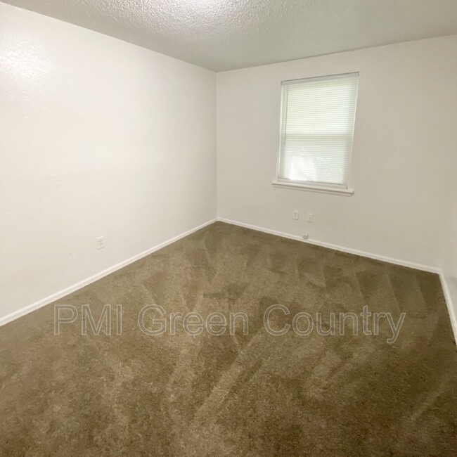 Building Photo - 318 E Redwood St