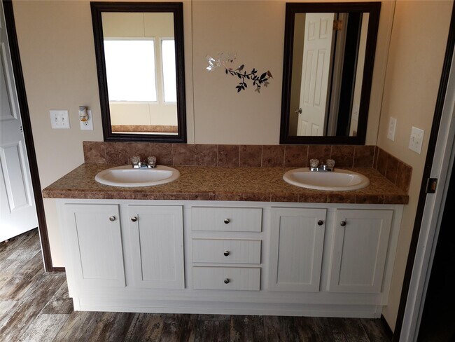 Building Photo - 132 Granbury