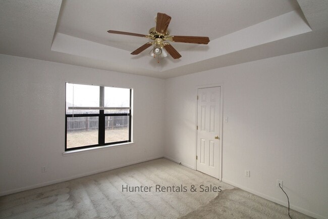 Building Photo - Low Traffic Circle!