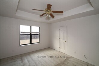 Building Photo - Low Traffic Circle!