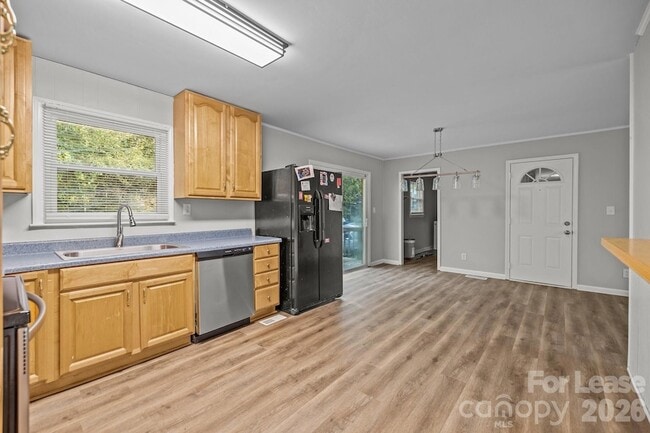 Building Photo - 4800 Maplecrest Dr