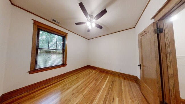 Building Photo - Fantastic three bedroom, one bath in the heart of Wrigleyville Available July 1, 2026