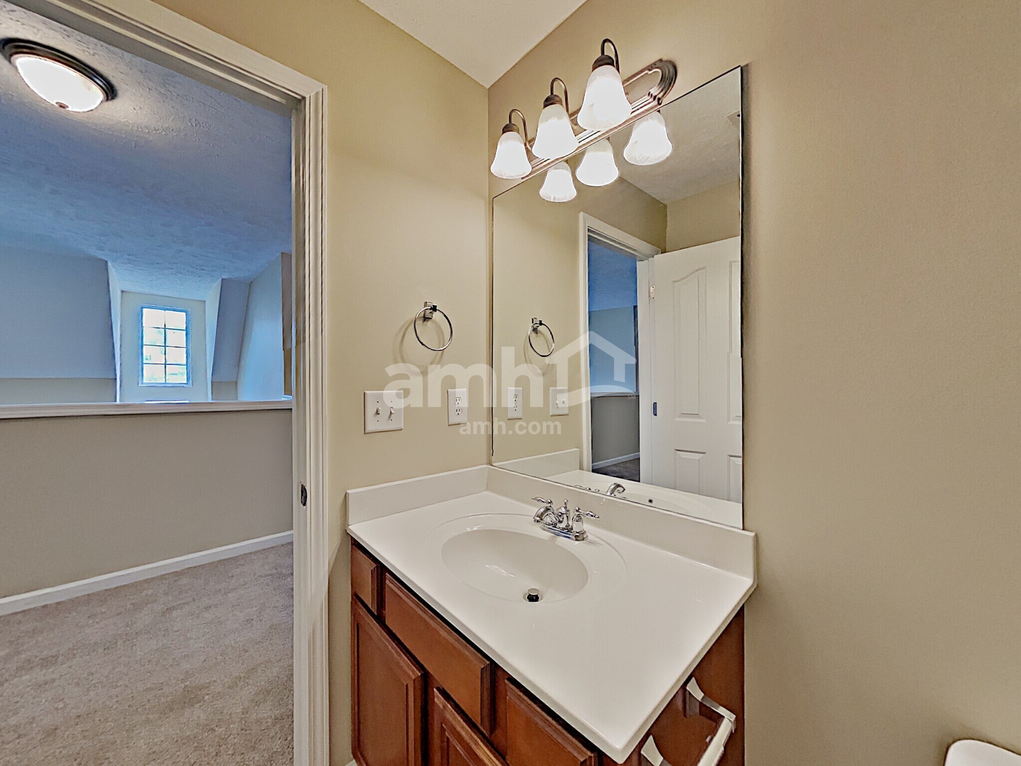 Building Photo - 2053 Leefield Dr