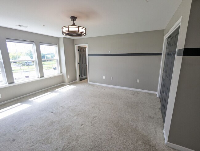 Building Photo - Two Level END UNIT condo in East of Market...
