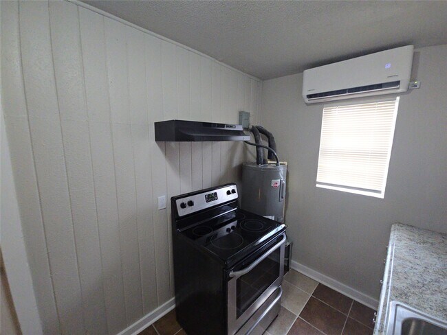 Building Photo - 3335 Tuam St