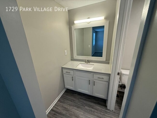 Building Photo - 1729 Park Village Dr