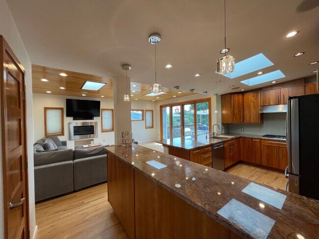 Building Photo - Show Stopper!