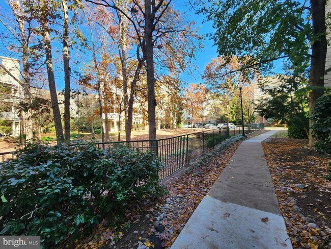 Building Photo - 2204 Westcourt Ln