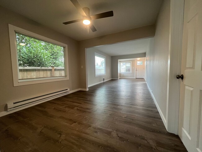 Building Photo - Beautiful Updated 2 Bedroom Rambler in Tac...