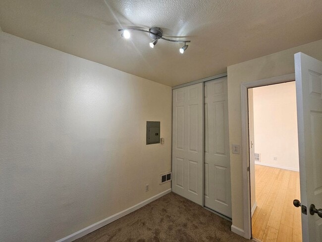 Building Photo - Sunny 2 Bed / 1 Bath Condo with Private Ba...