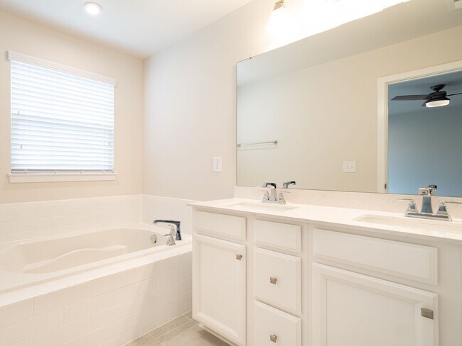 Building Photo - Townhome on the Chapel Hill/Durham line- A...