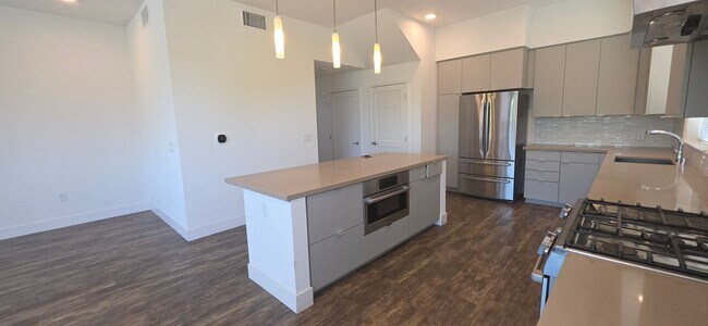 Building Photo - Luxury New Build with 2 En-Suites | Quartz Kitchen | Prime Fremont Location