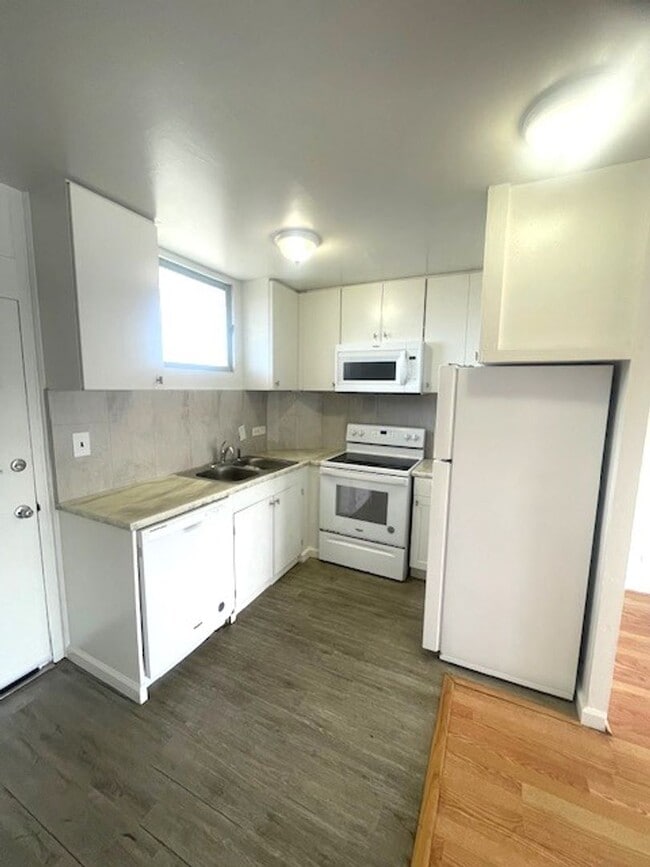 Building Photo - 3 Bedroom / 1.5 Bath in Honolulu