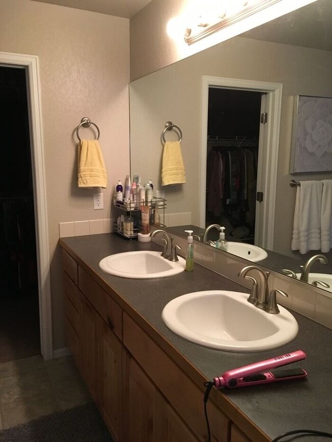 Building Photo - Stunning 3 Bed / 2.5 Bath 2-Story Home in ...