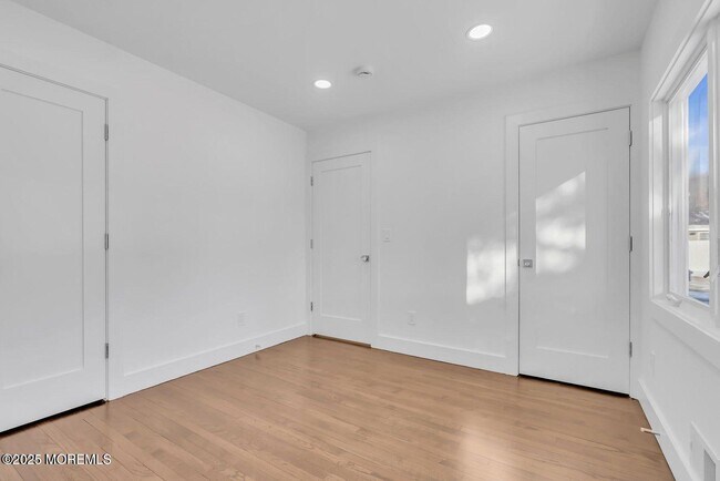 Building Photo - 1 Robin Dr