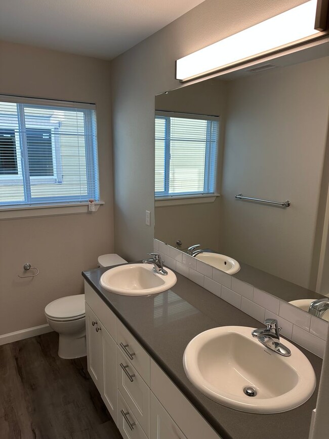 Building Photo - New 3 Bed / 2.5 Bath Duplex! $250 Amazon G...