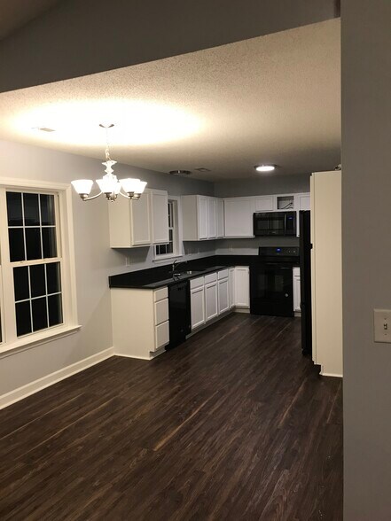 Building Photo - 1950 Hawkcrest Ct