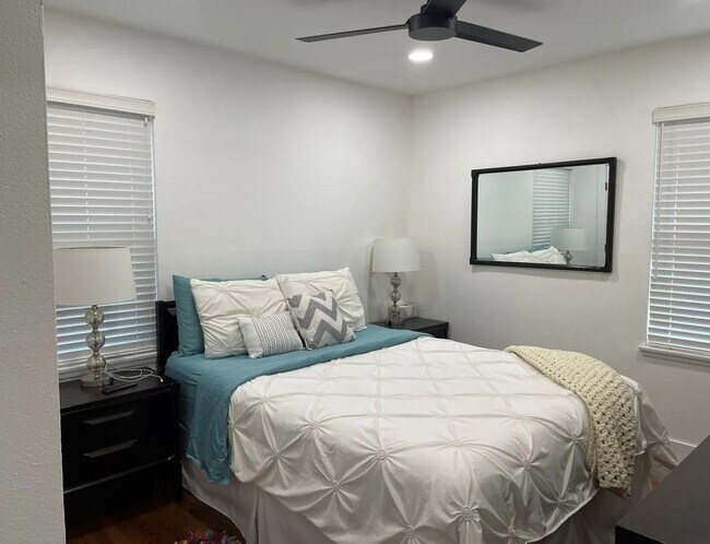 Building Photo - 2310 Hialeah Dr