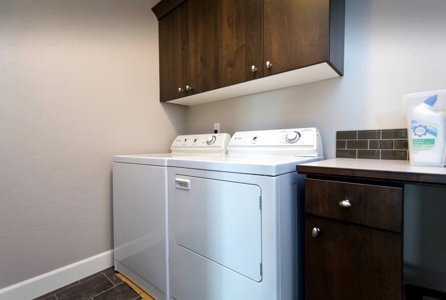 Laundry - 517 W Cagney St