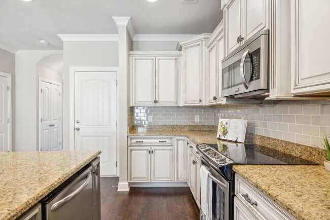 Building Photo - 3 BR/2.5 BA Luxury Townhome