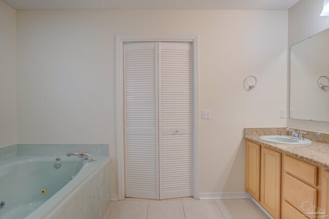 Building Photo - 3012 Classic Dr