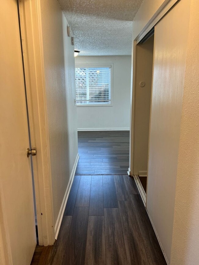 Building Photo - 2 bedroom 1 bath duplex with a garage!