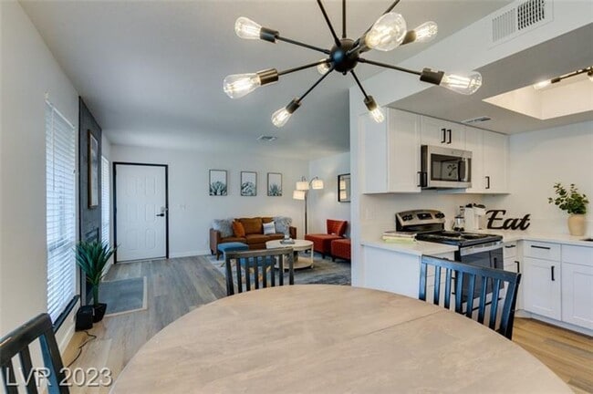 Building Photo - Gorgeous, fully-renovated and furnished co...