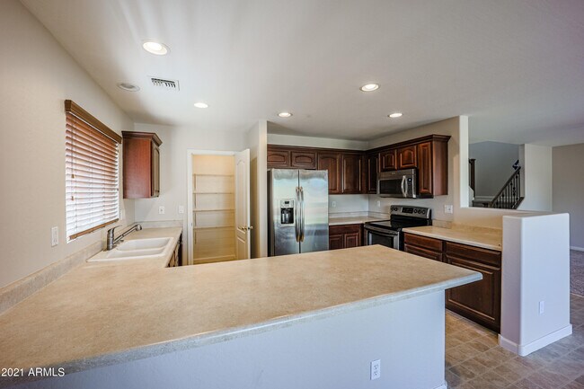 Building Photo - 10938 W Meadowbrook Ave