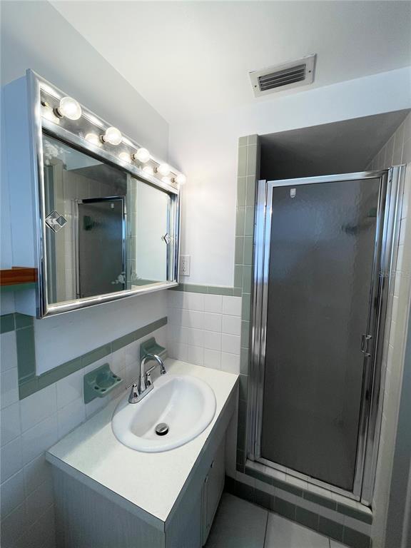 Building Photo - 10120 Willow Dr