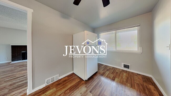 Building Photo - Inviting 2-bedroom 4-plex near Pritchard I...