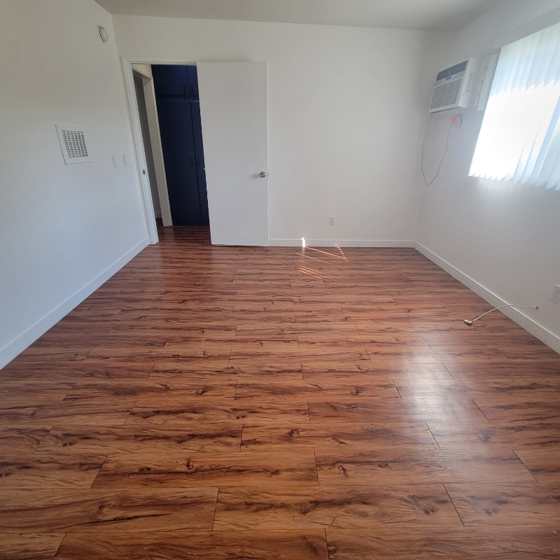 Building Photo - 125 S Ave 53