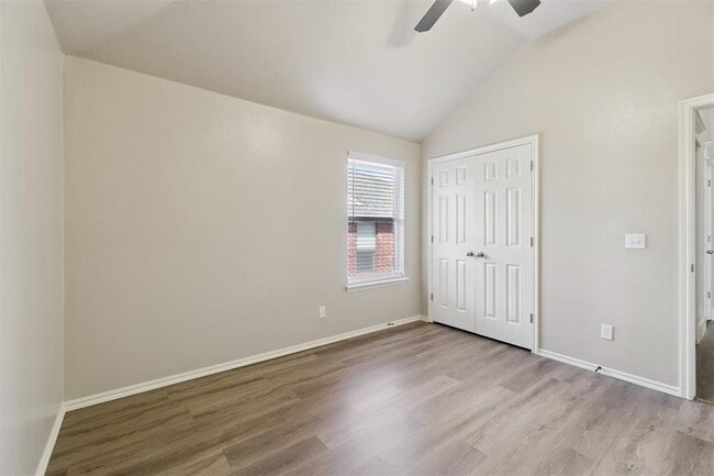 Building Photo - 16413 Village Green Dr