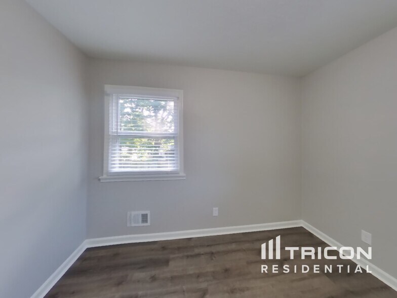 Building Photo - 806 Leisure Ln