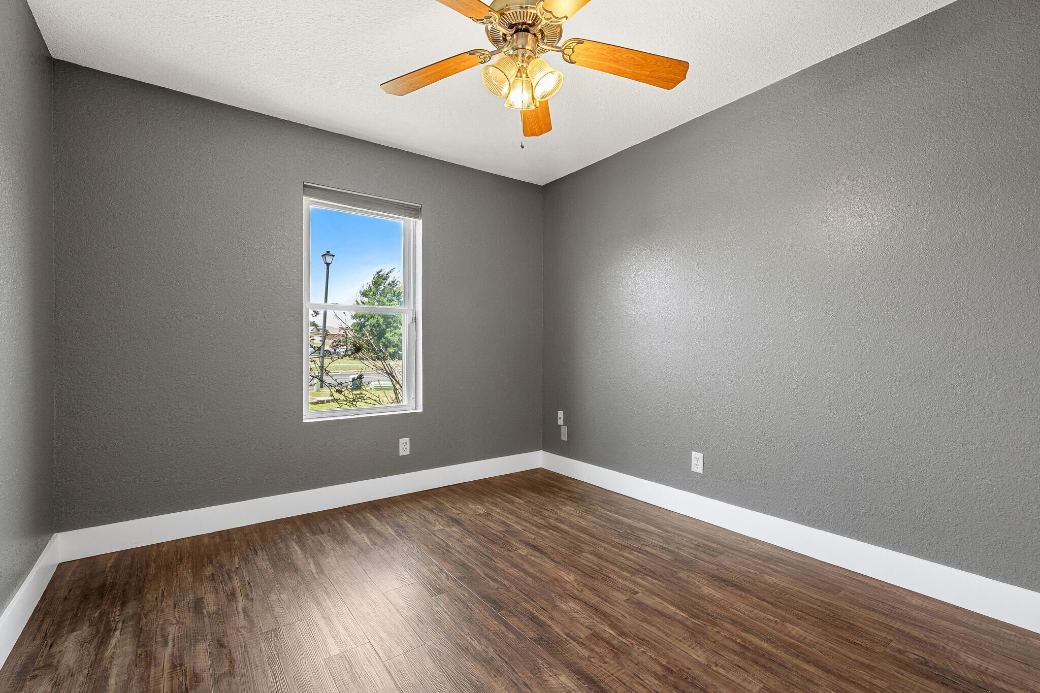 Building Photo - 3208 Viewcrest Dr