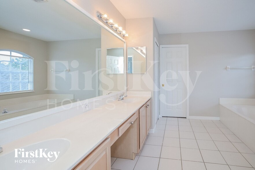 Building Photo - 1660 The Oaks Blvd