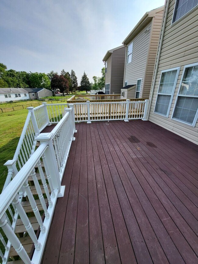 Building Photo - SPACIOUS 3-Level Townhome in Winston's Choice