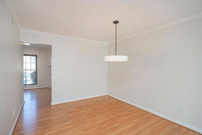 Building Photo - Beautiful 3 Bed Brentwood Townhome!