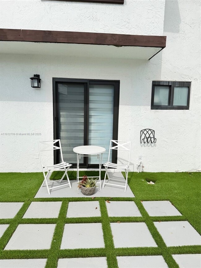 Building Photo - 1271 SW 124th Ct