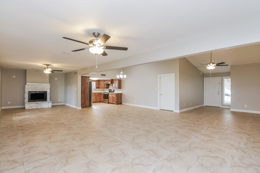 Building Photo - 6106 E Ivyglen St