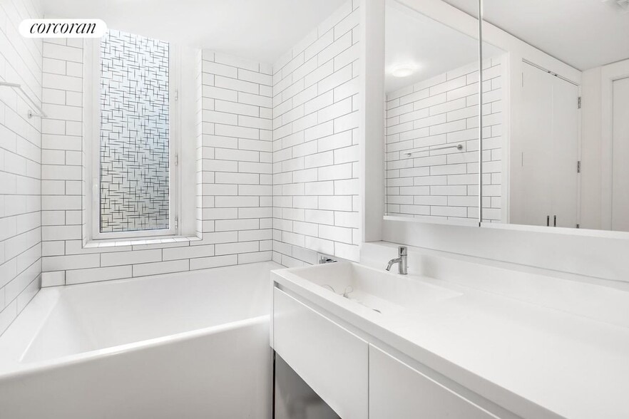 Building Photo - 15 S William St