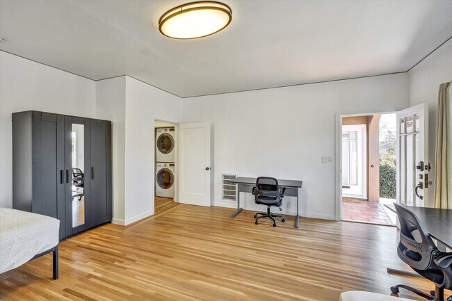 Building Photo - Private Furnished Bedroom in Shared Apartment
