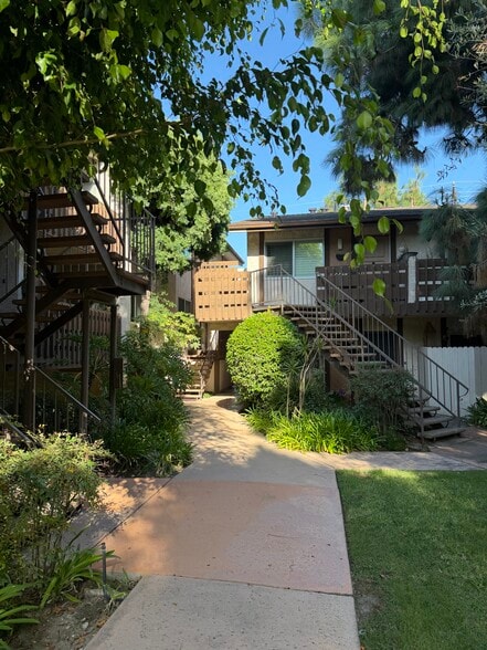 Grounds with mature plants, grassy play area, clubhouse, pool & spa - 25925 Oak St