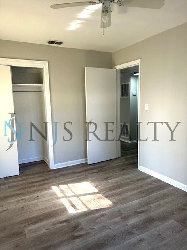 Building Photo - JUST REDUCED!!!!  BEAUTIFULLY UPDATED 3/1 889sq ft home. with upgraded kitchen & bath & covered p...