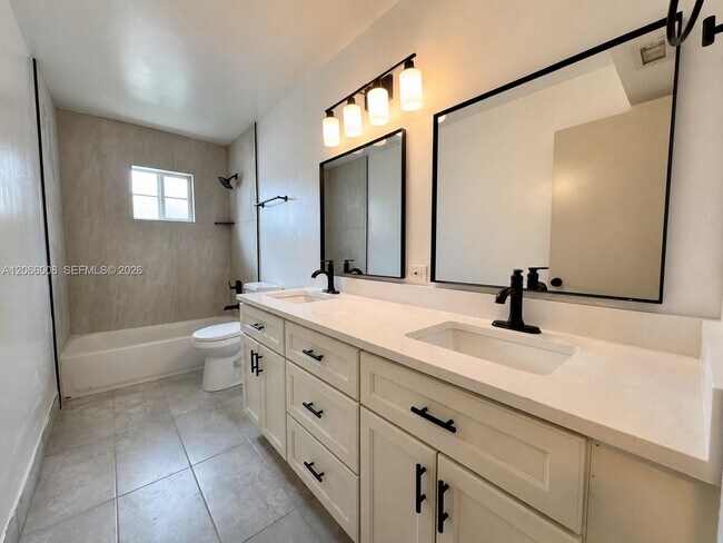 Building Photo - 2050 Madeira Dr