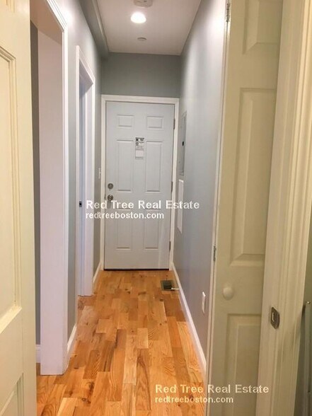 Building Photo - 31 Bacon St