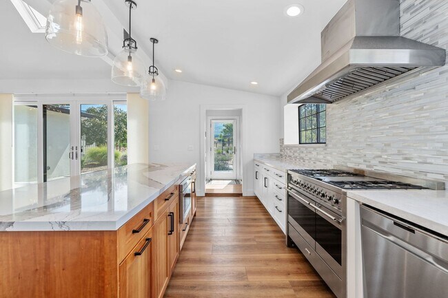 Building Photo - Modern Farmhouse w/ Pool and Paid Utilities