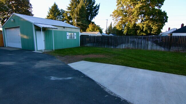 Shop and Parking - 6011 N Wall St