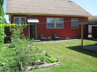 Building Photo - Stunning Lower Level Unit with Full Kitche...